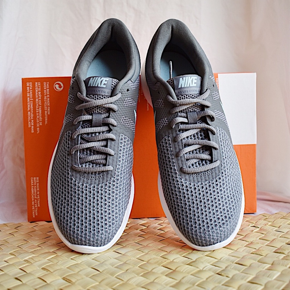 🚨SOLD🚨NEW WMNS Nike Revolution 4 - Picture 5 of 10